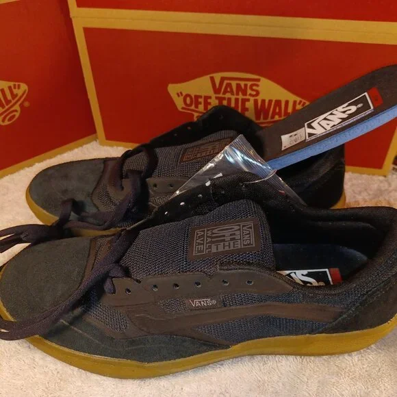 Vans Men's 6.5/Women's 8 AVE Pro Black/Gum (with extra laces) VN0A5HENB9M